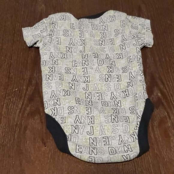 DKNY Jeans 0-3 Months Baby T Shirt ONE PIECE Short Sleeve Snap Crotch - Picture 11 of 13